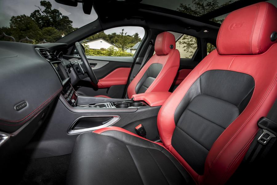Интерьер Jaguar F-Pace S 30d AWD 2016 года  (UK) (фото 11 из 30)